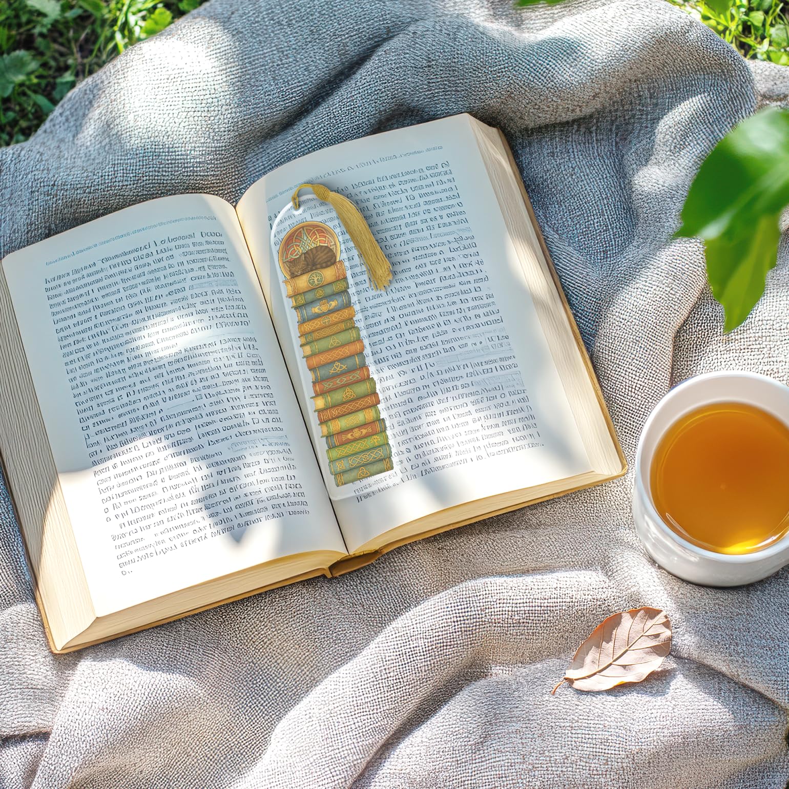 Celtic Cat Bookmark – Durable Acrylic Sleeping Cat Design with Gold Tassel