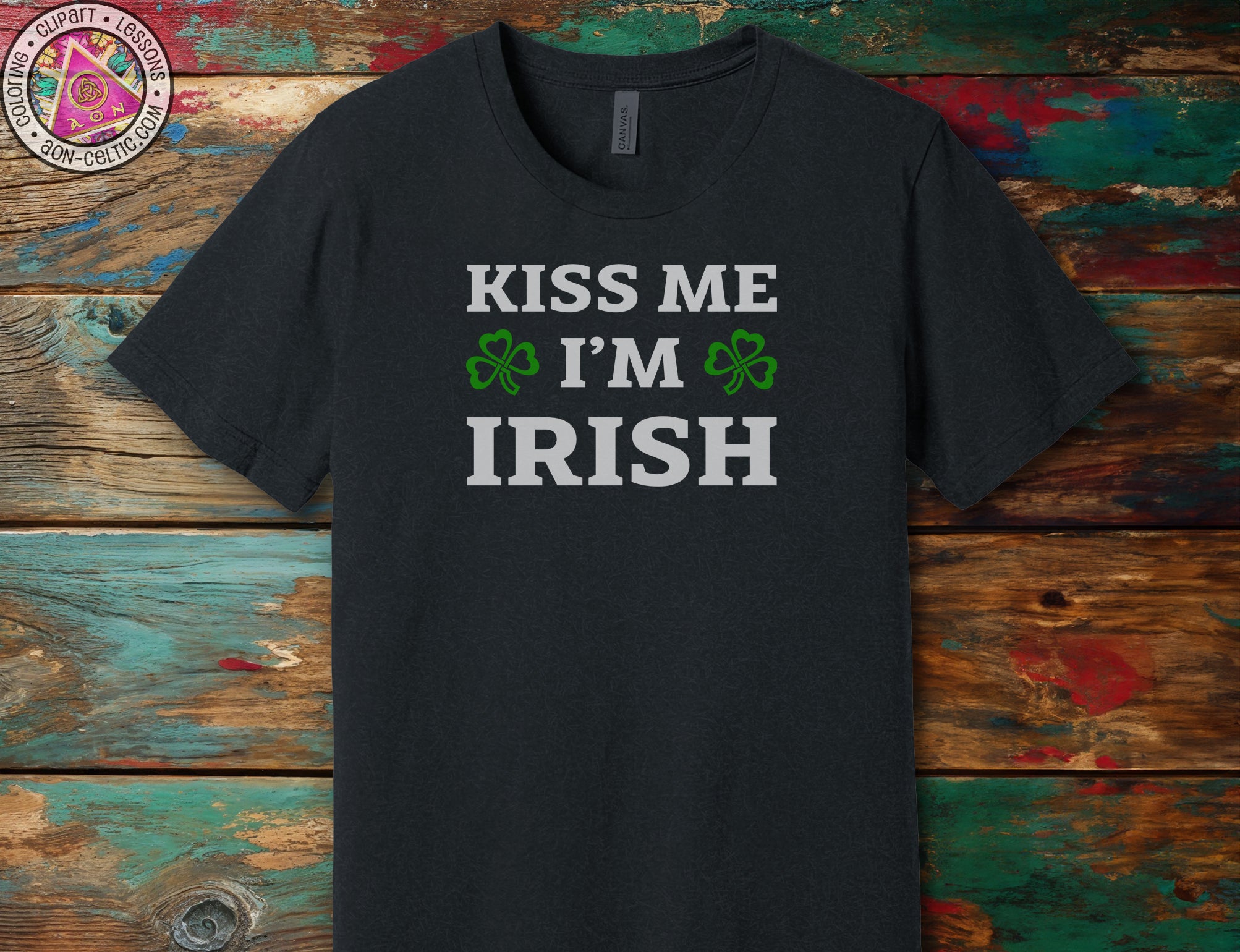 a black t - shirt that says kiss me i'm irish